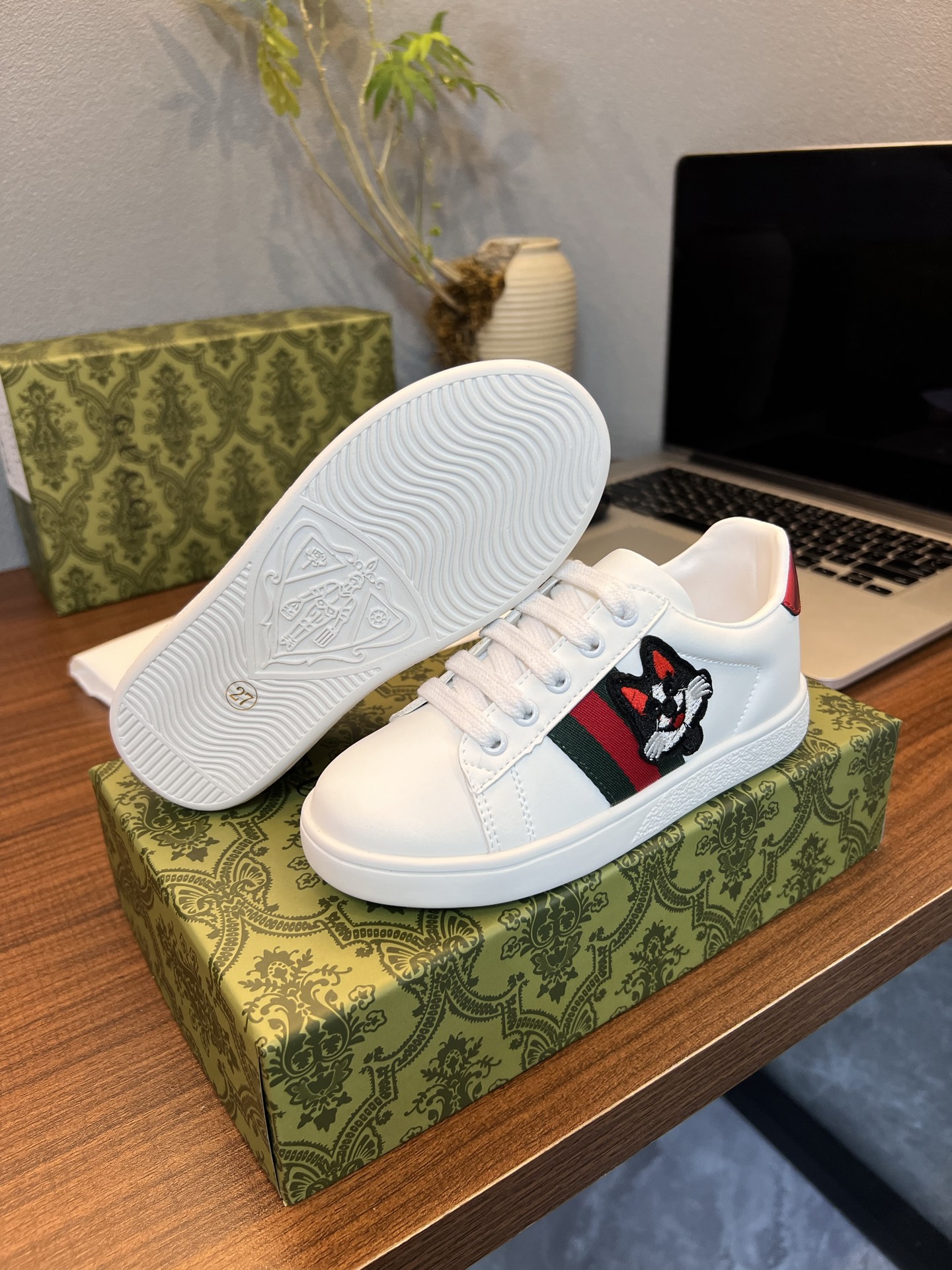 Children's shoes child